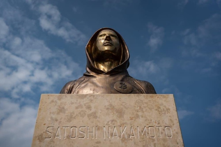 Uma estátua de Satoshi Nakamoto